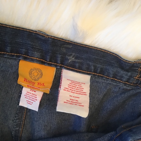 3/$25 Ruby Rd. Cropped Jeans - Picture 3 of 3